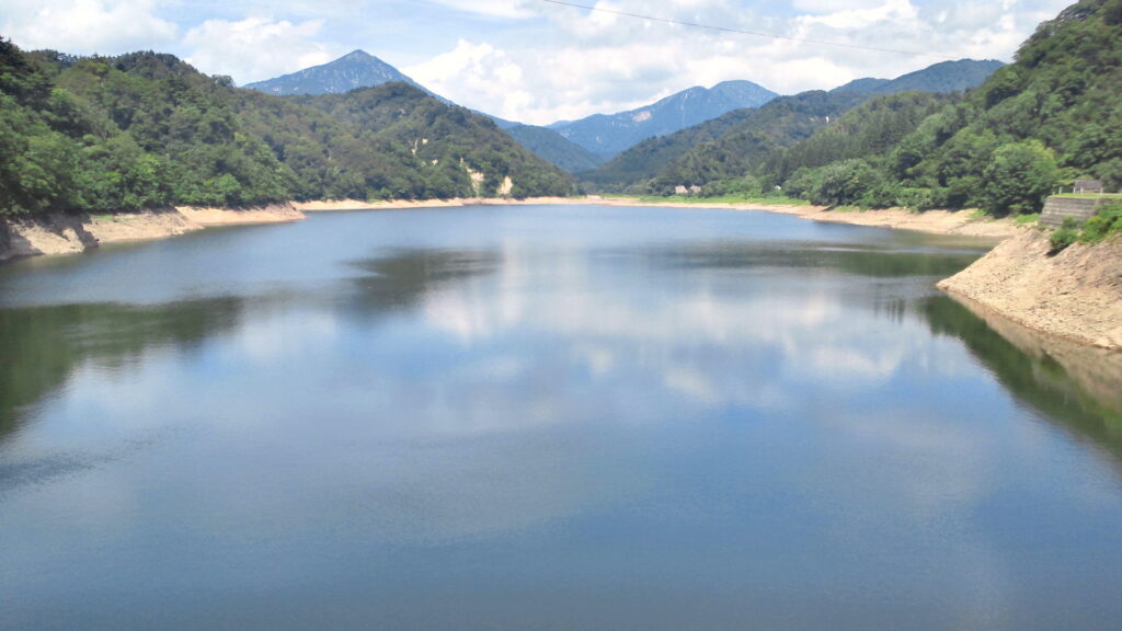 木地山ダムのダム湖の風景