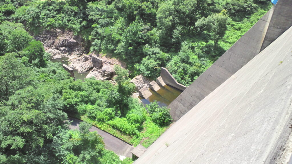 木地山ダムの下流側