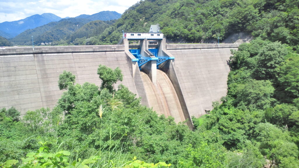 下流側から見た木地山ダム