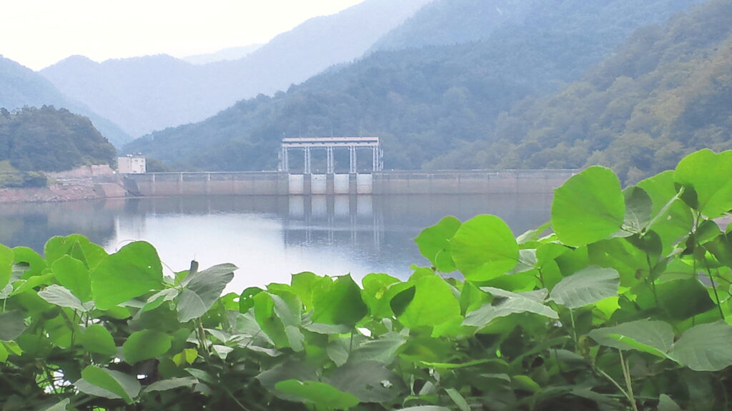 八久和ダムとダム湖の風景