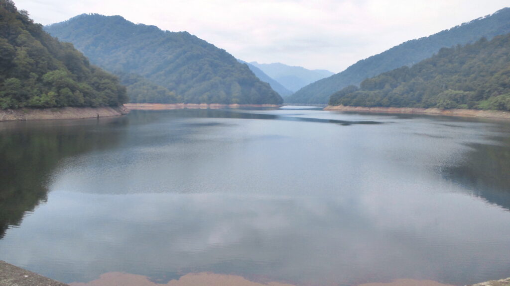 八久和ダムのダム湖の風景