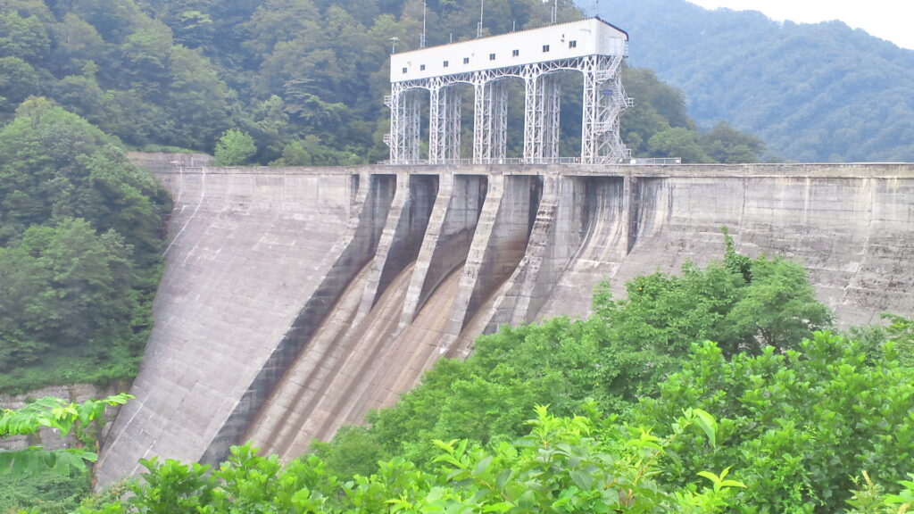 下流から見た八久和ダム