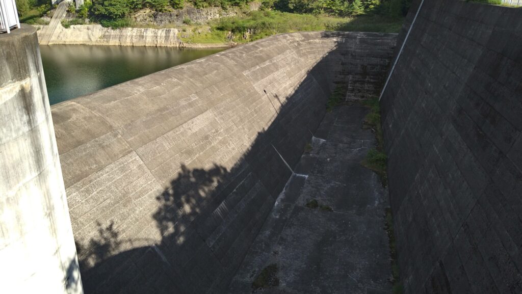 荒川ダムの洪水吐