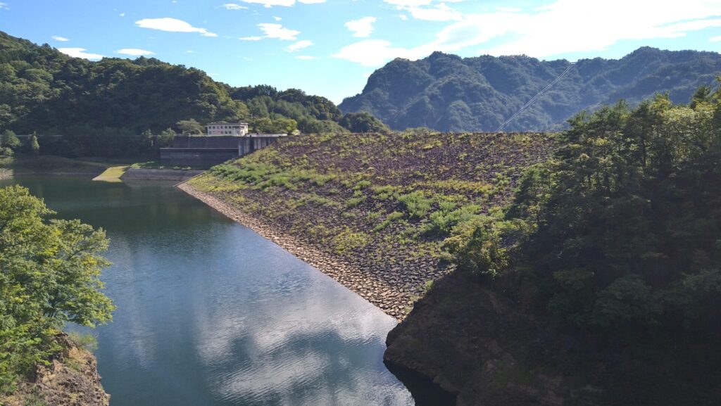 右岸から見た荒川ダムの上流側