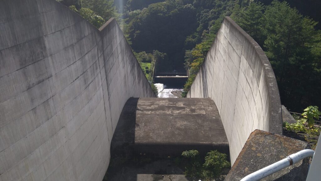 荒川ダムの洪水吐