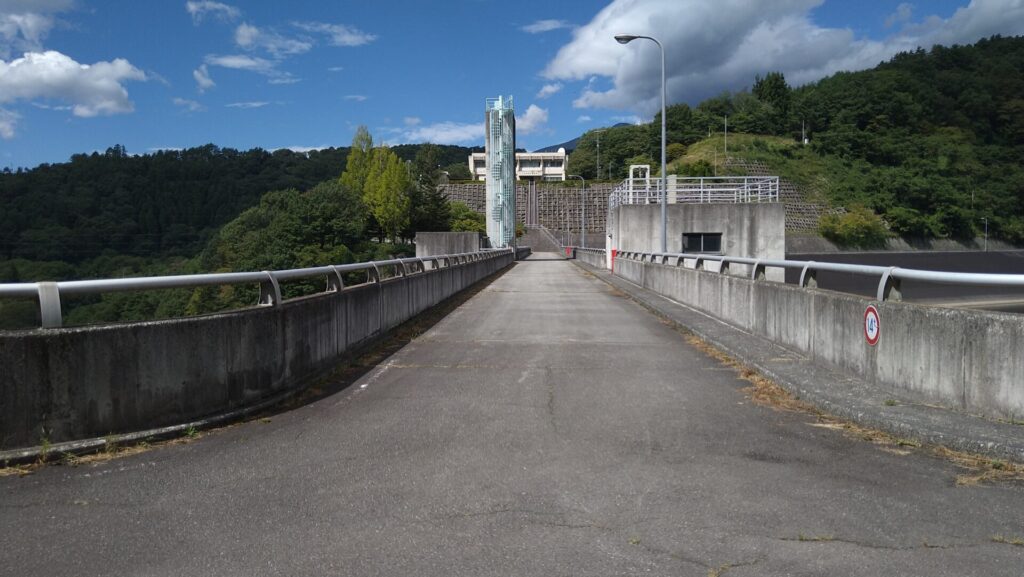 左岸から見た大門ダムの天端