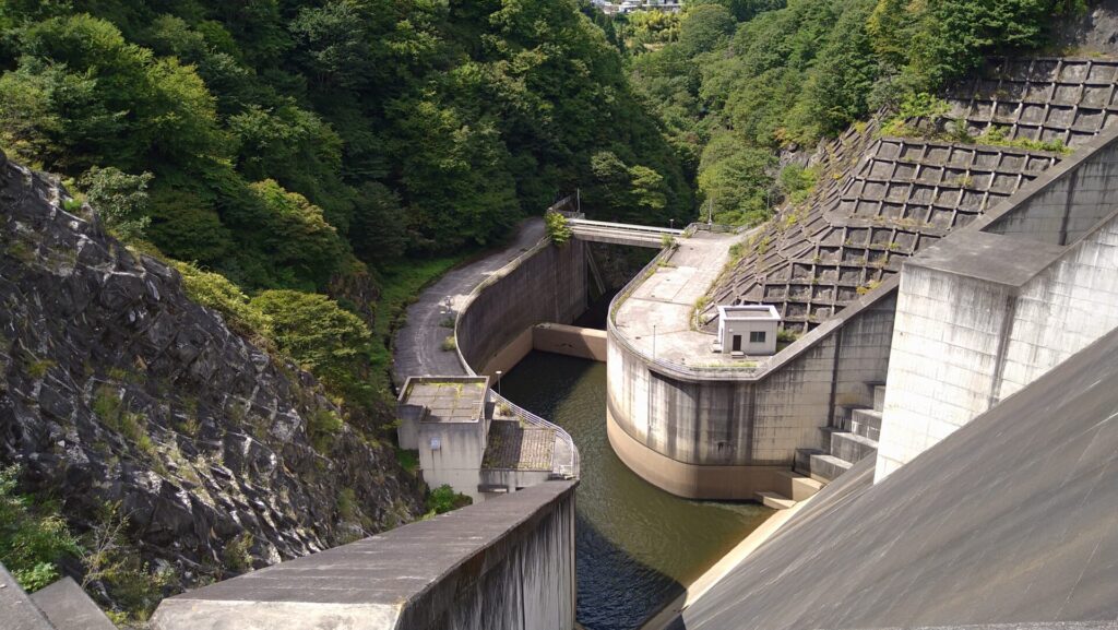 大門ダムの下流側