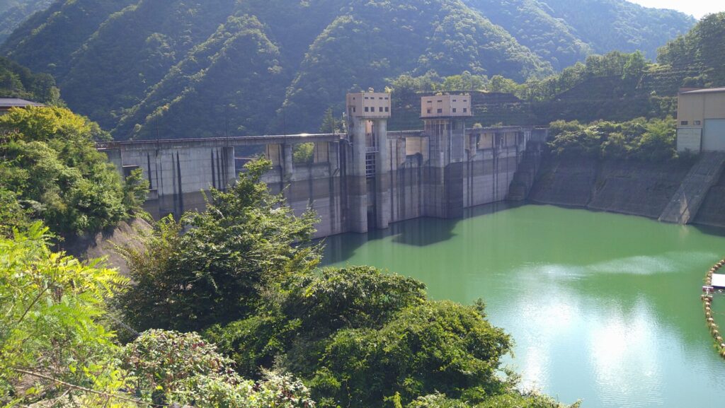 左岸から見た深城ダムの上流側