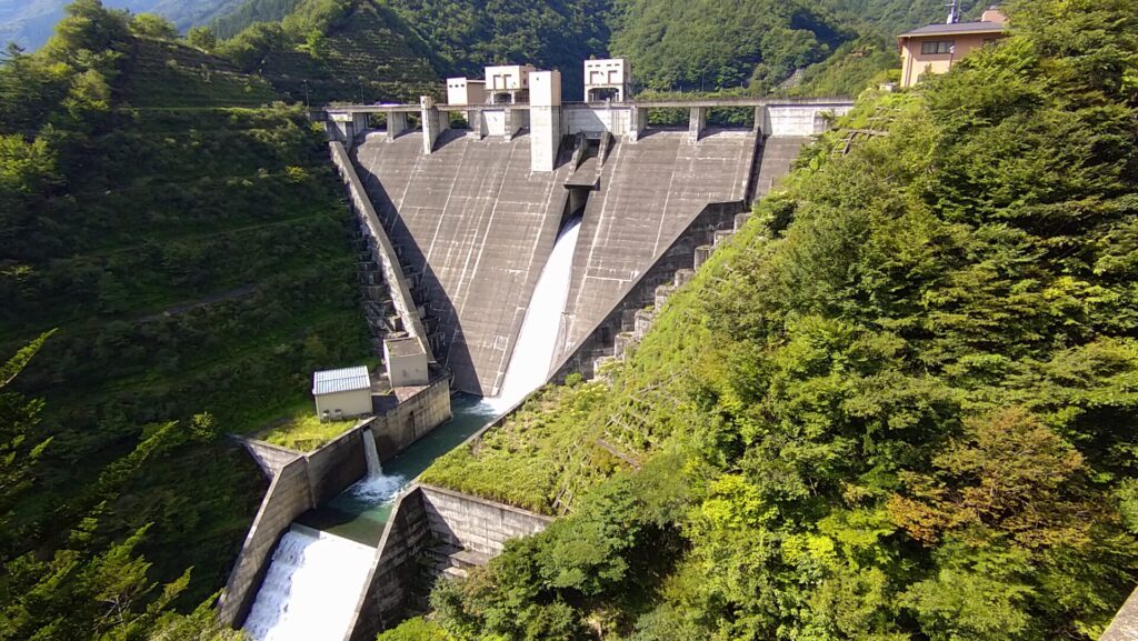 下流から見た深城ダム