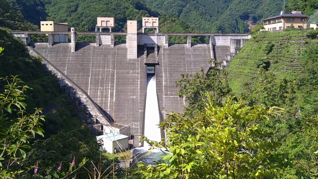 下流から見た深城ダム