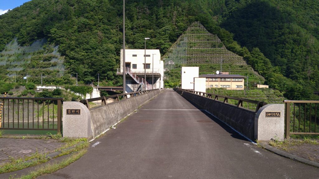 右岸から見た深城ダムの天端