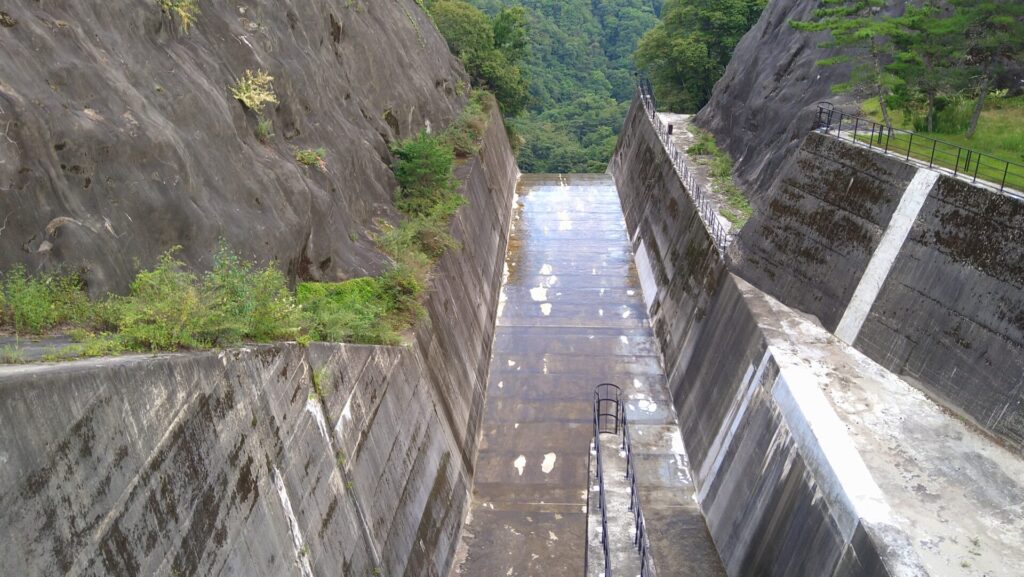 広瀬ダムの洪水吐