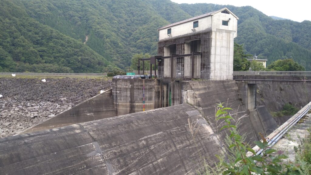 広瀬ダムの洪水吐