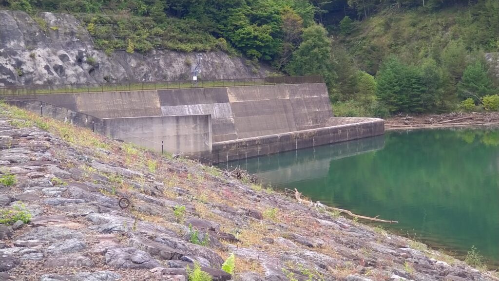 上日川ダムの洪水吐