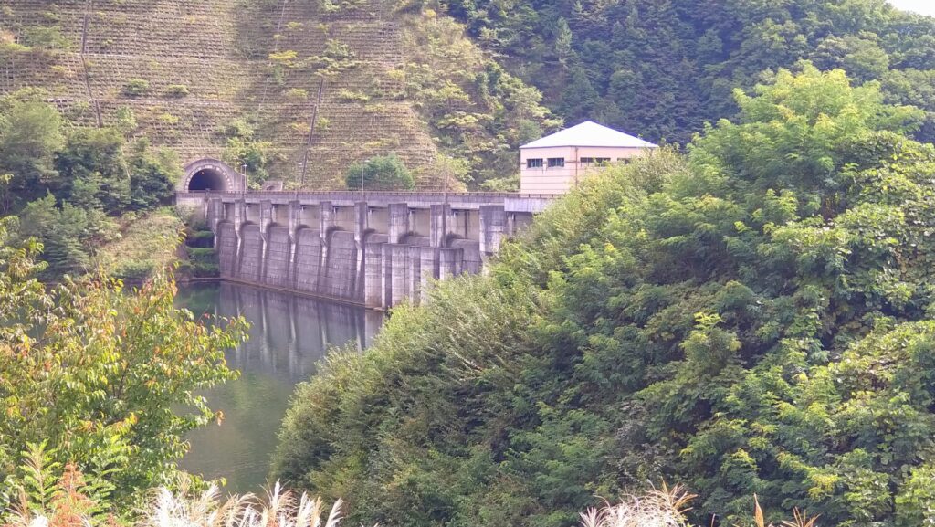 塩川ダムの上流側