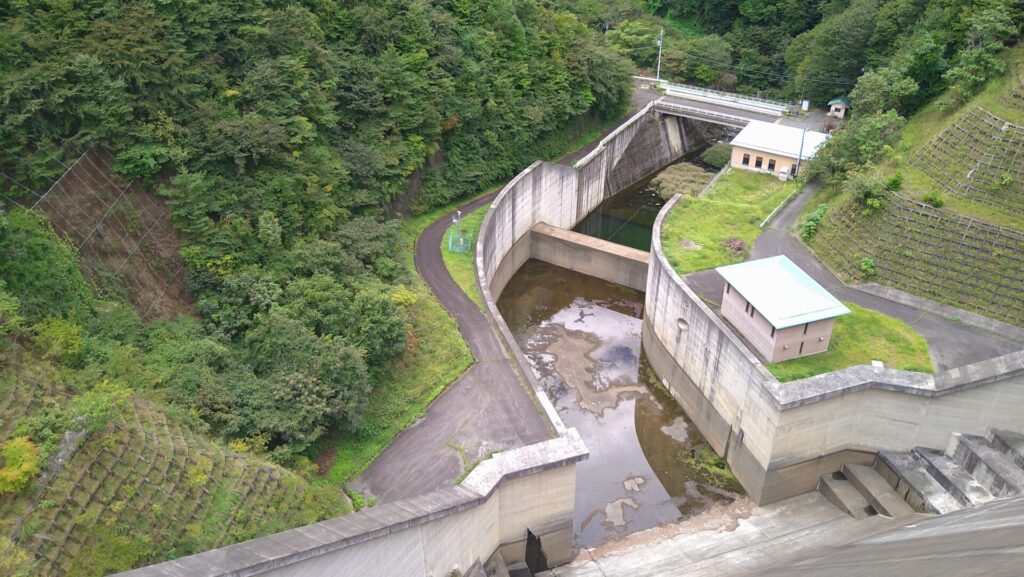 塩川ダムの下流側