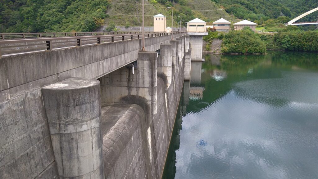 左岸から見た塩川ダム