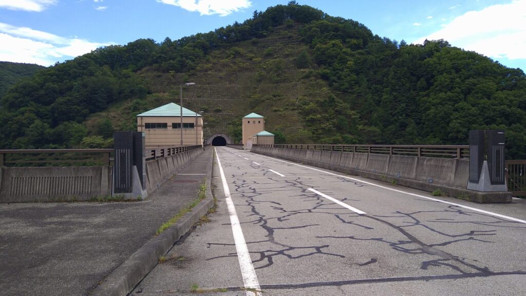 塩川ダムの天端