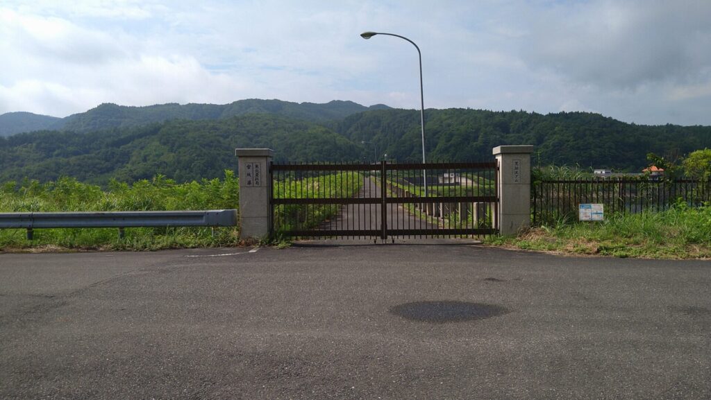 左岸から見た荒砥沢ダムの天端