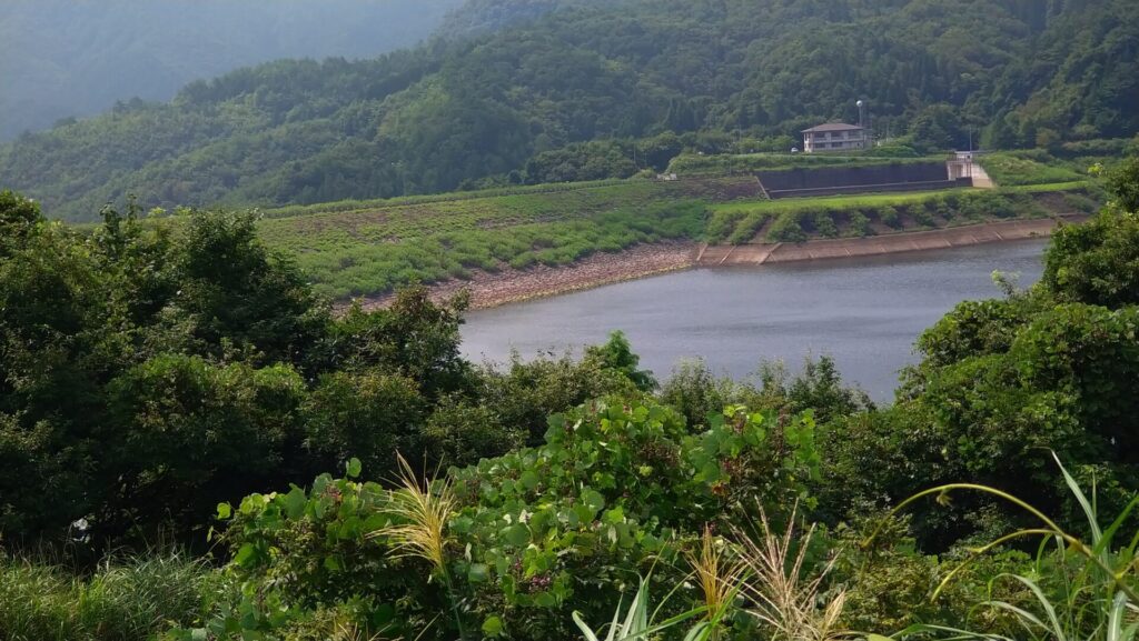 左岸から見た荒砥沢ダムの上流側