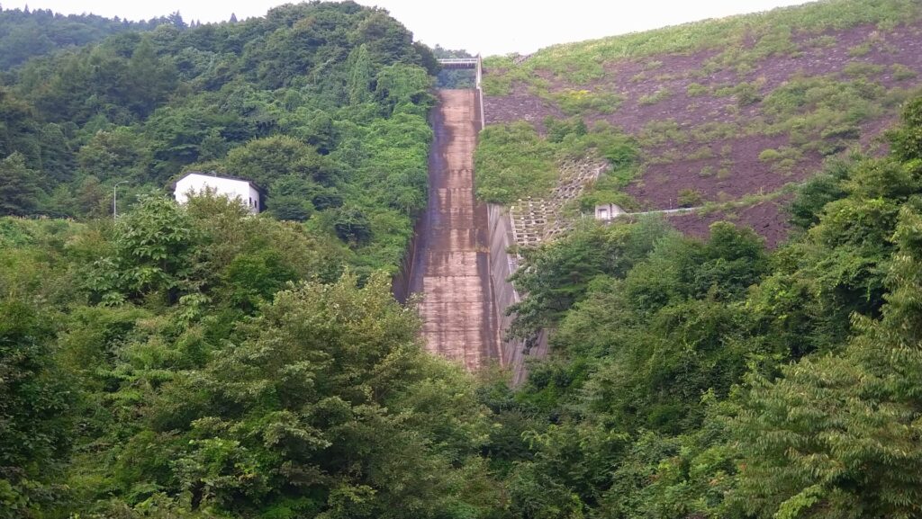 荒砥沢ダムの洪水吐