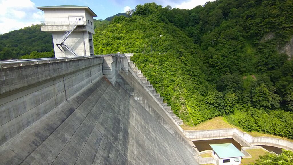 右岸から見た岩堂沢ダム