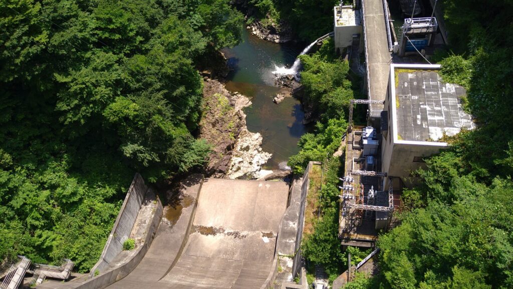 花山ダムの下流側