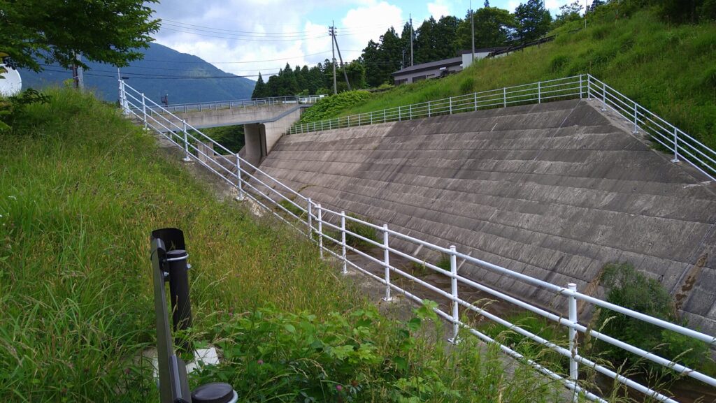 上大沢ダムの水路