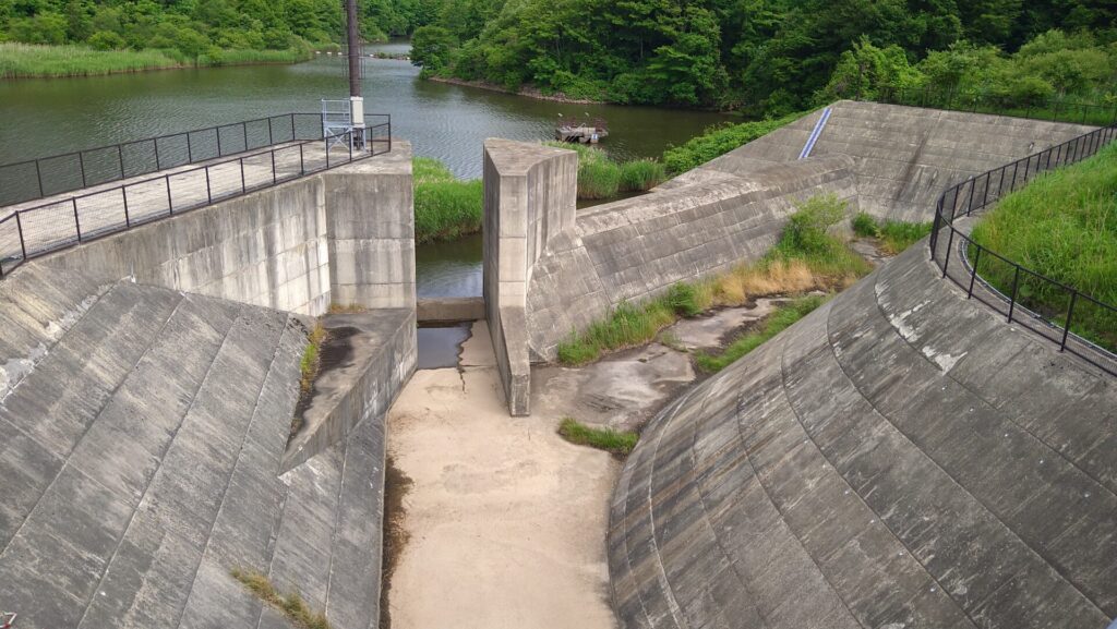 上大沢ダムの洪水吐