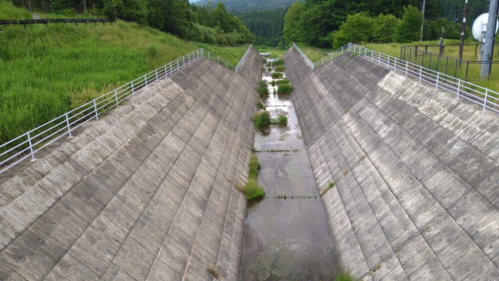 上大沢ダムの水路