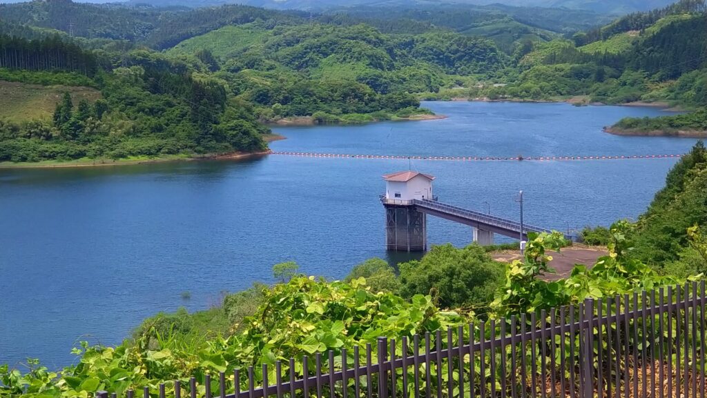 小田ダムのダム湖の風景