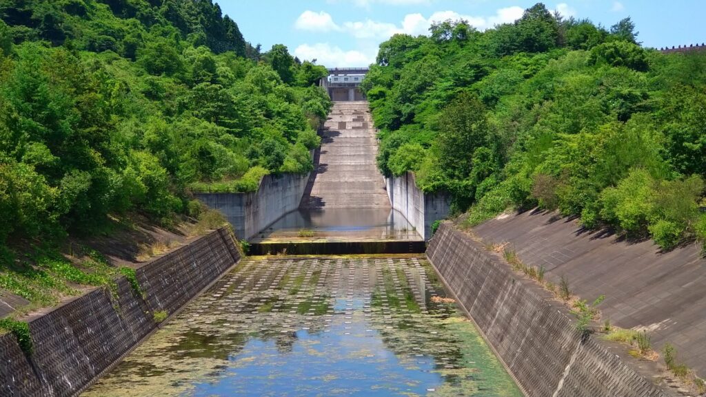 小田ダムの洪水吐