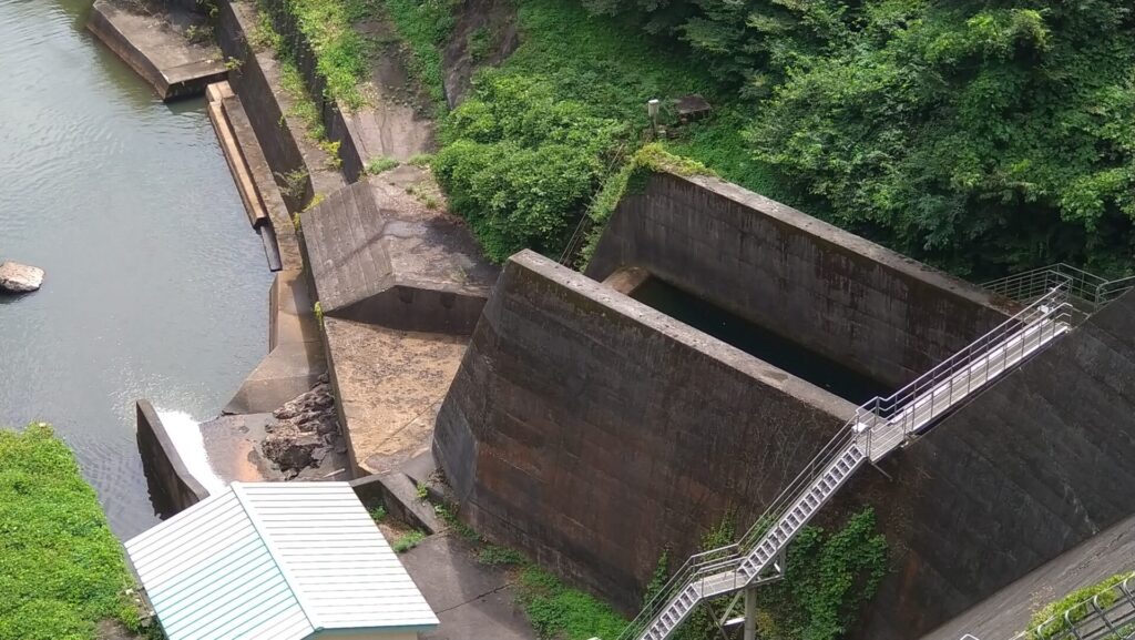 栗駒ダムの洪水吐