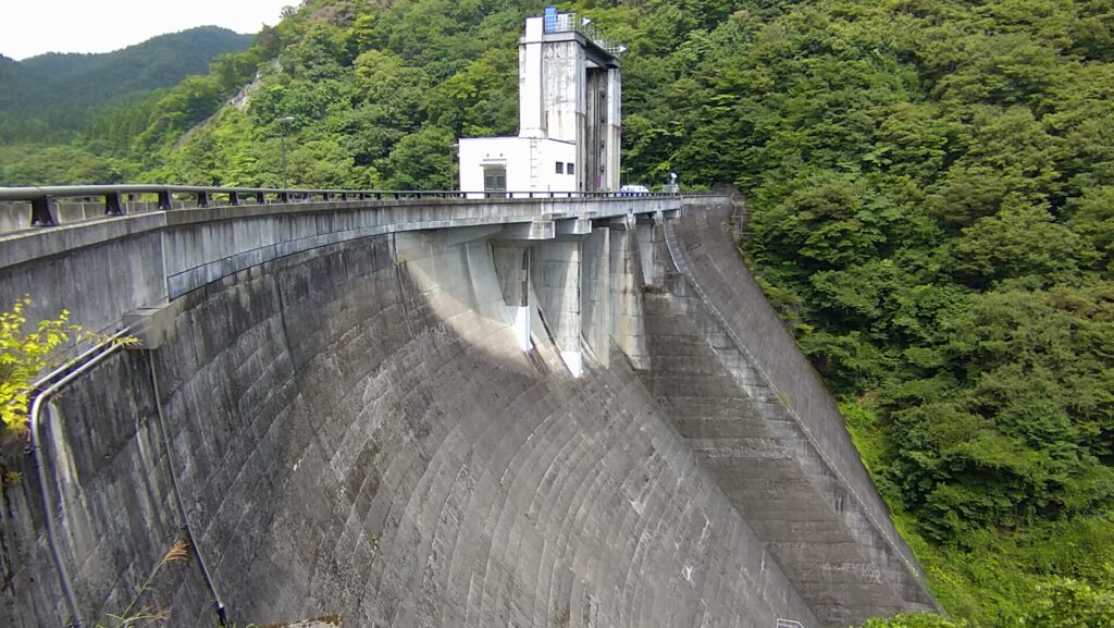 右岸から見た栗駒ダム