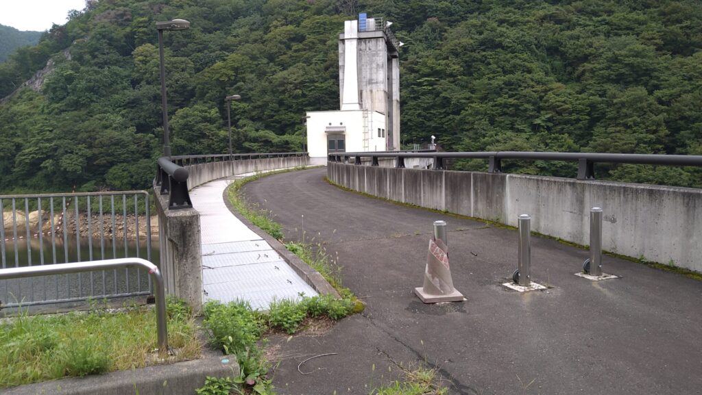 右岸から見た栗駒ダムの天端