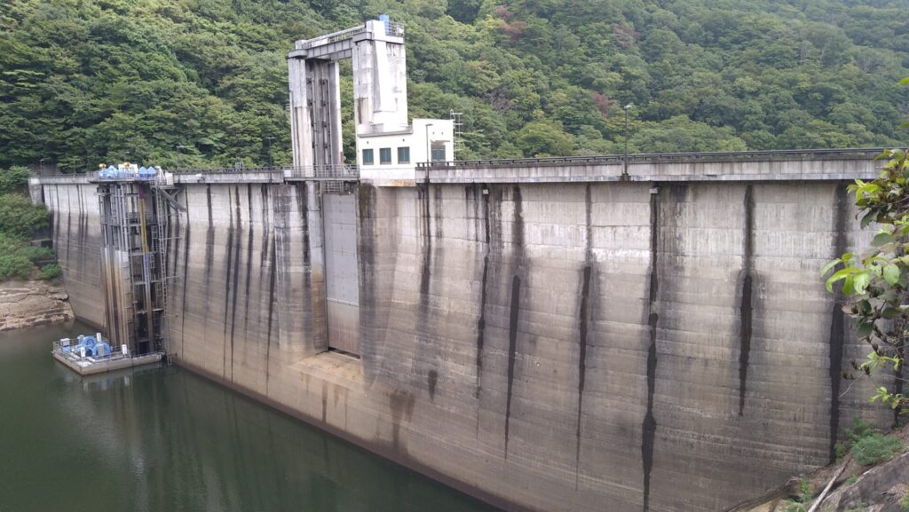 栗駒ダムの上流側