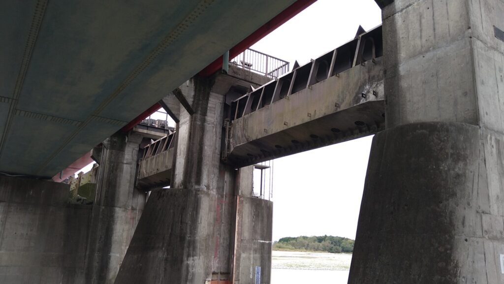 勝瓜頭首工と宮岡橋