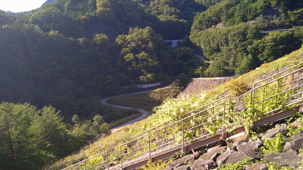 荒川ダムのダム下に見える道