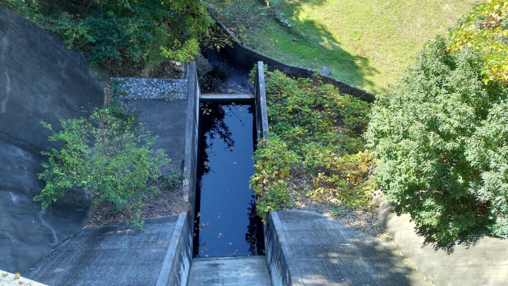 竜ヶ池の洪水吐