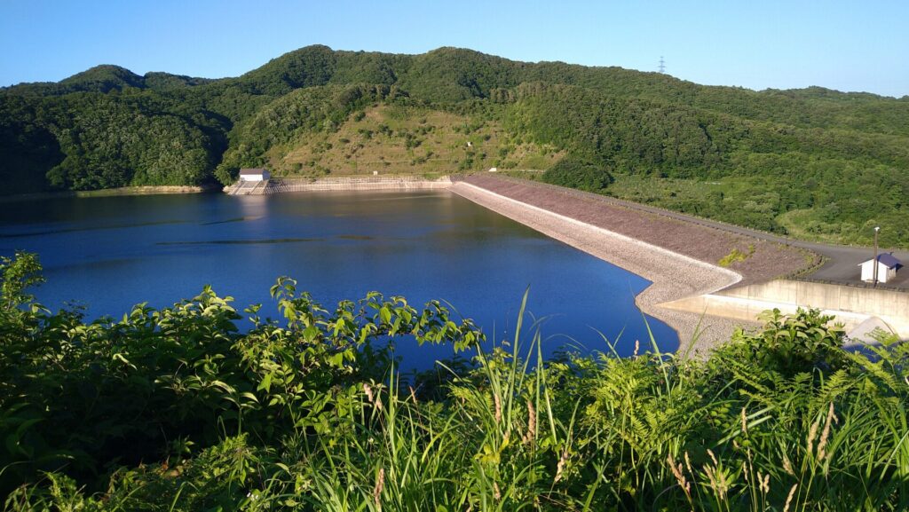 高台から見える二ツ石ダム