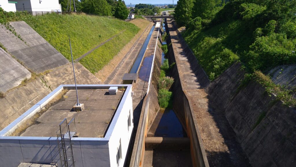 化女沼ダムの水路