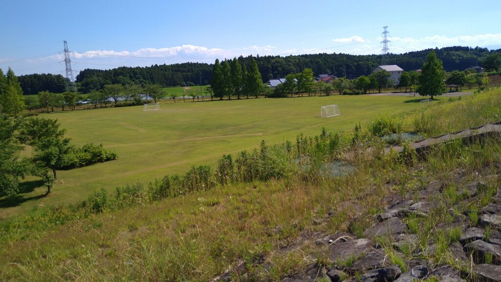 化女沼ダムのダム下にあるグラウンド