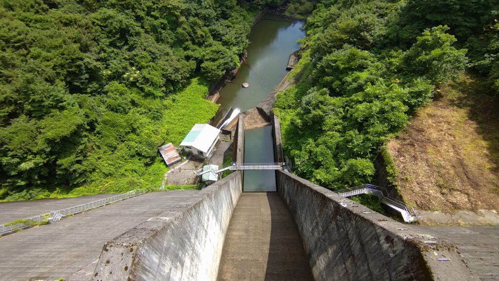 栗駒ダムのダム下