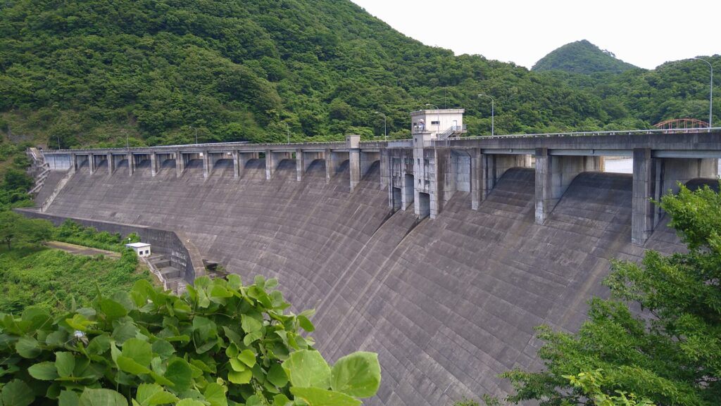 左岸から見た南川ダムの下流側