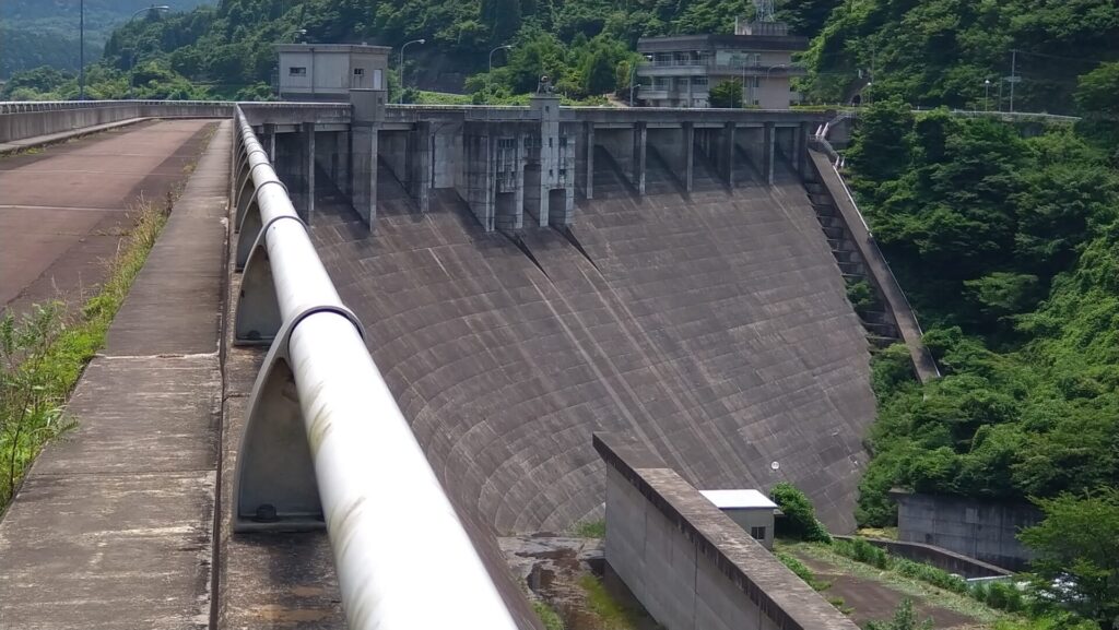 右岸から見た南川ダムの下流側