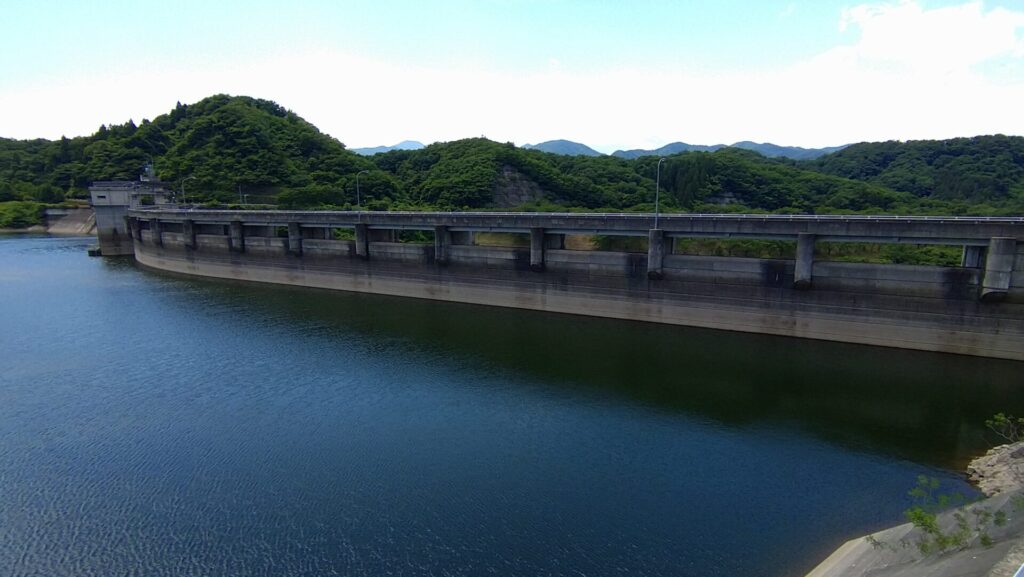 右岸から見た南川ダムの上流側