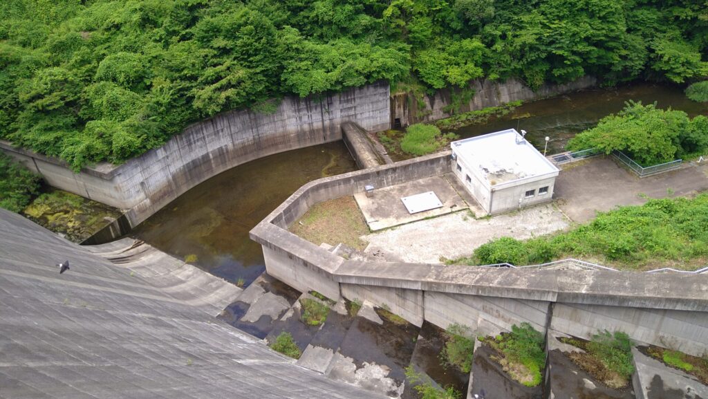 天端から見た南川ダムのダム下