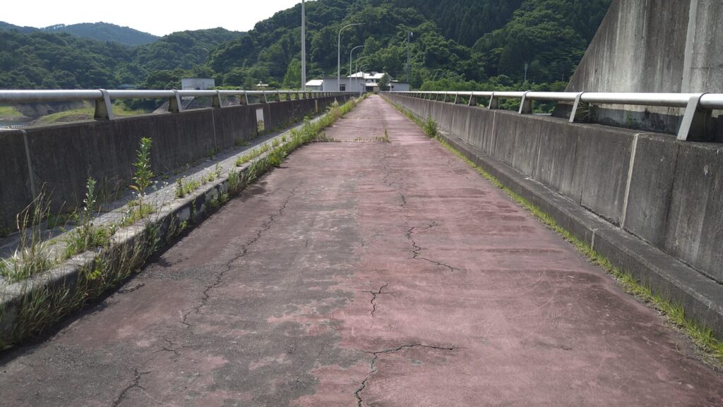 宮床ダムの天端