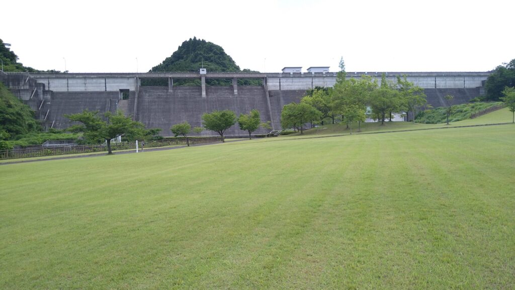 ダム下から見た宮床ダム