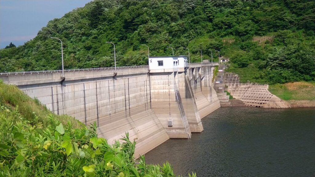 左岸から見た宮床ダムの上流側